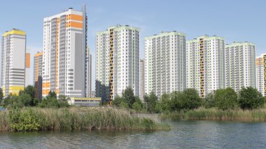  su üzerinde modern binalar