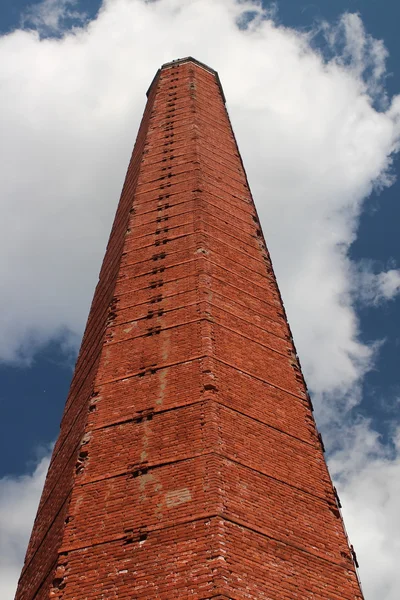 Chimenea industrial de ladrillo rojo — Foto de Stock