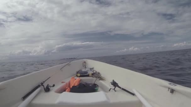 In een motor vissersboot op open zee — Stockvideo