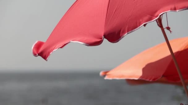 Красный пляжный зонтик — стоковое видео