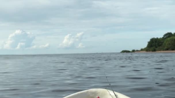 Výhled na moře z rybářského člunu — Stock video