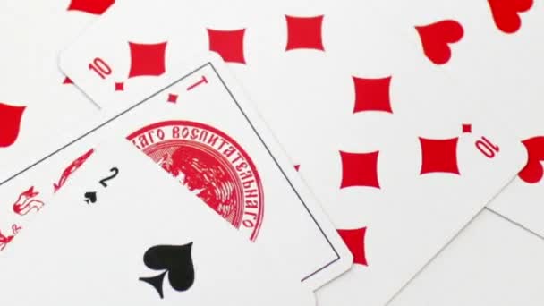 Jugar a las cartas sobre la mesa — Vídeo de stock