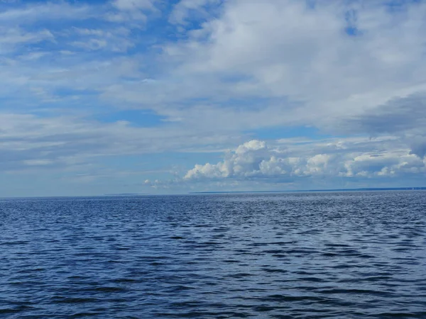 Denizin Üzerinde Kümülüs Bulutları Resim Gibi Deniz Manzarası — Stok fotoğraf