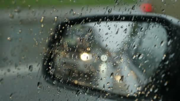 Μεγάλες Σταγόνες Βροχής Στο Κάτοπτρο Του Αυτοκινήτου Εσωτερική Όψη Κοντά — Αρχείο Βίντεο