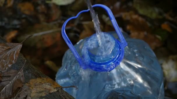 Flasche Mit Reinem Wasser Gefüllt Nahschleife Von Der Quelle Konzept — Stockvideo