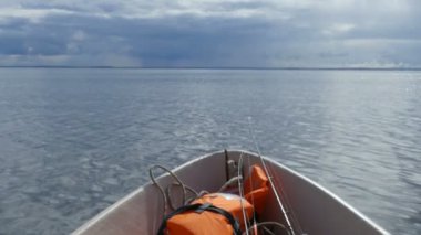 Ön planda balıkçı teknesi olan deniz pelerini.