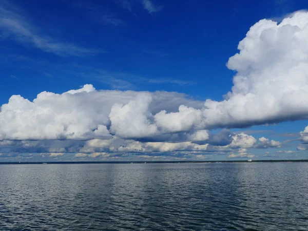 云彩映照在海浪中 从船上俯瞰风景 — 图库照片
