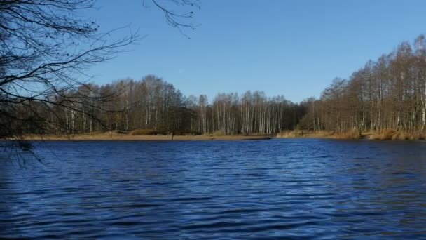 fin automne arbres nus rivière bleue beau panorama