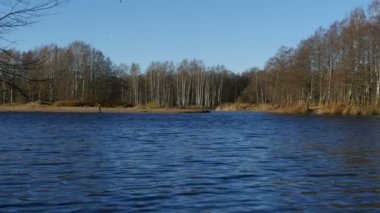 Sonbaharın sonlarında çıplak ağaçlar mavi nehir güzel manzara, zoom yap