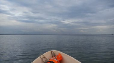 Balık tutarken tekneden denize bakan ilk kişi.