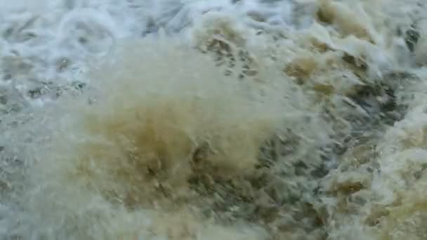 溪流在岩石上碰撞成千千万万的水花 缓慢地运动 — 图库视频影像