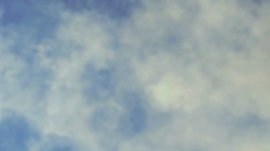 Mavi gökyüzüne karşı beyaz duman esintileri