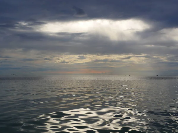 Sea Dramatic Landscape Rays Cloudy Dark Sky — Stock Photo, Image