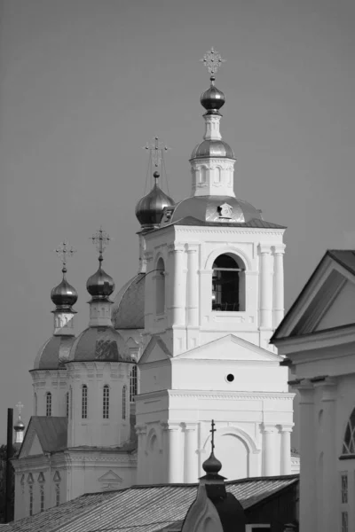高い白鐘楼正教会黒と白 — ストック写真