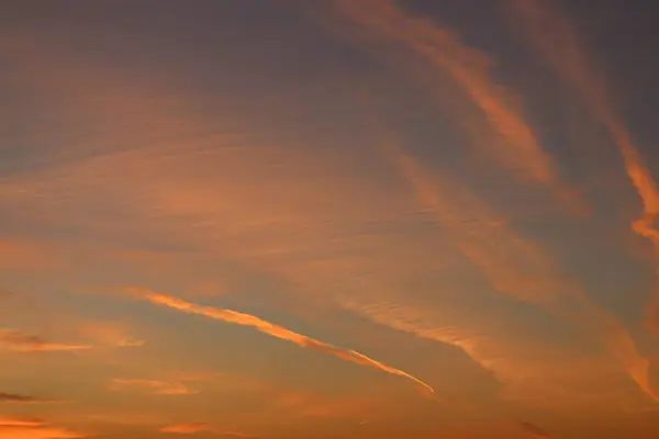 红色的飞机在夕阳西下的天空中飞驰 — 图库照片
