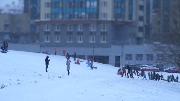 Tłum Ludzi Dorosłych Dzieci Zjeżdżających Śniegu Upływ Czasu — Wideo stockowe