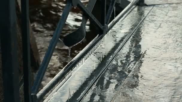 Pluie Verglaçante Gèle Transforme Glaçons Sur Rampe Fer Pont — Video