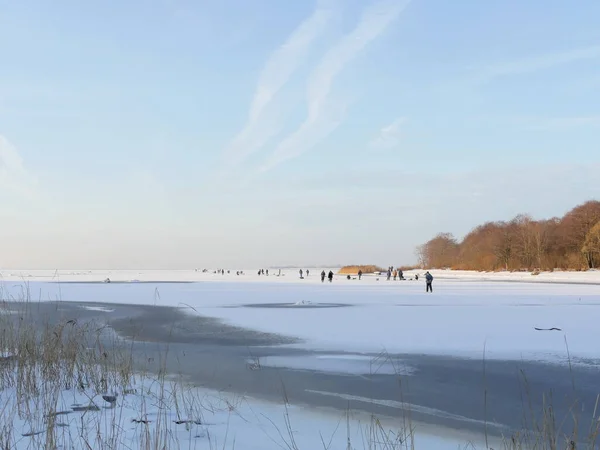 Les Gens Marchent Vont Pêcher Sur Lac Gelé Hiver Par — Photo