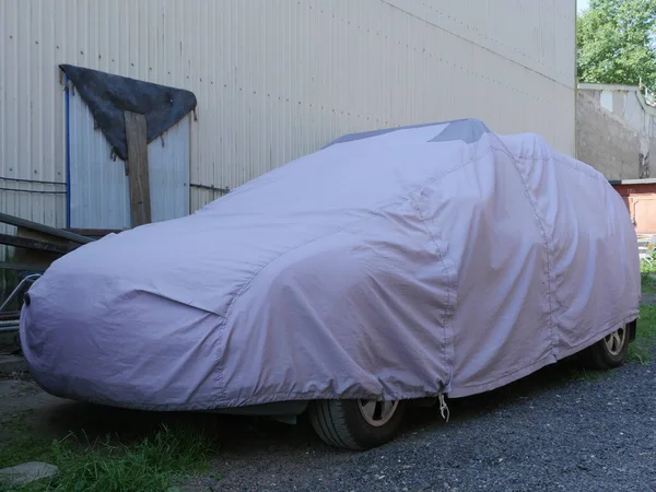 Coche Está Cubierto Con Una Cubierta Del Tiempo — Foto de Stock