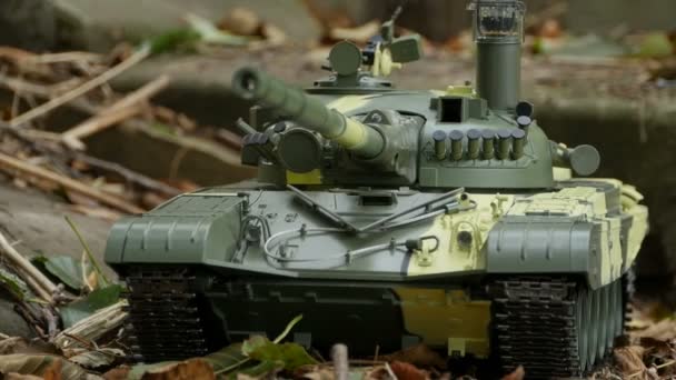 Tank Gevlekte Camouflage Vooraanzicht Zoon — Stockvideo