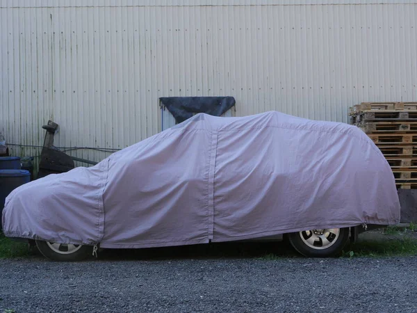 Coche Cubierto Con Una Cubierta Climática Vista Lateral Del Patio —  Fotos de Stock