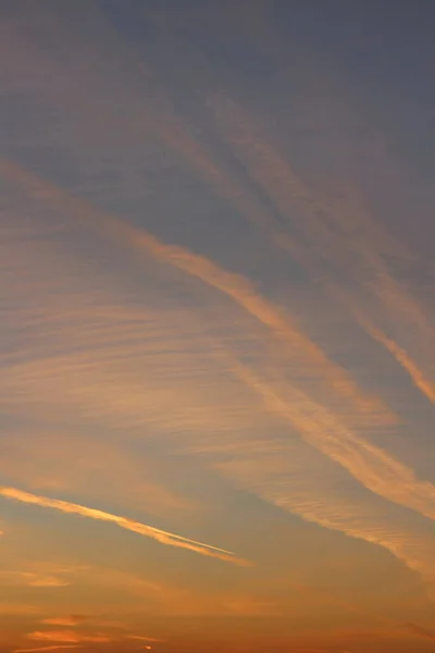 Avondlucht Met Rode Cirrus Wolken Met Vliegtuigpaden — Stockfoto