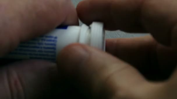 Человек Вытаскивает Большую Белую Таблетку Крупным Планом Вид Первого Лица — стоковое видео
