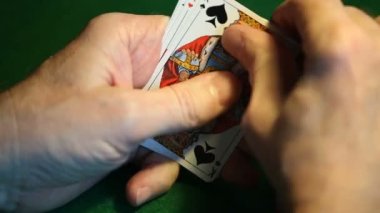 Kumarbaz, iskambil kâğıdı, dört papaz, başarılı bir birinci şahıs görüşü görür.