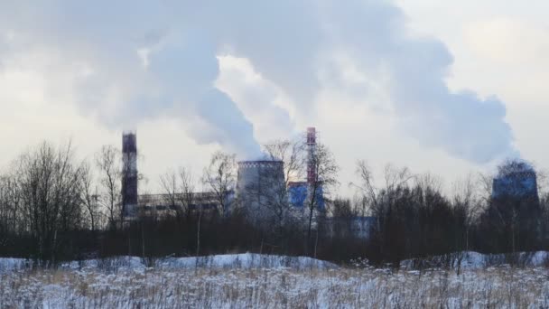 Теплова Електростанція Курить Димохід Випромінює Хмари Пари Диму Зимовий Холод — стокове відео