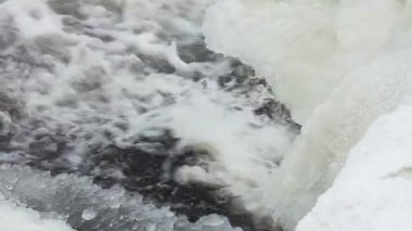 Şelale, kalın beyaz buzla kaplıydı. Kış manzarası ve ses vardı.