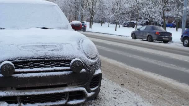 Auto Sotto Neve Sulla Strada Inverno Primo Piano — Video Stock