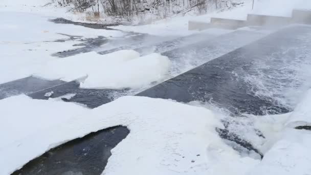 Pohled Kaskádový Vodopád Zimě Pára Led Nad Vodou — Stock video