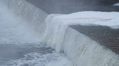 Sıcak buhar şelalenin suyunun üzerinde yükselir, kışın, döngü