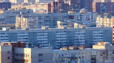 St. Petersburg, Rusya, 29 Ocak 2020 St. Petersburg kentinin havadan görünüşü, konut binaları akşam güneşinin ışınları ile aydınlatılır, zaman aşımı yakınlaşır