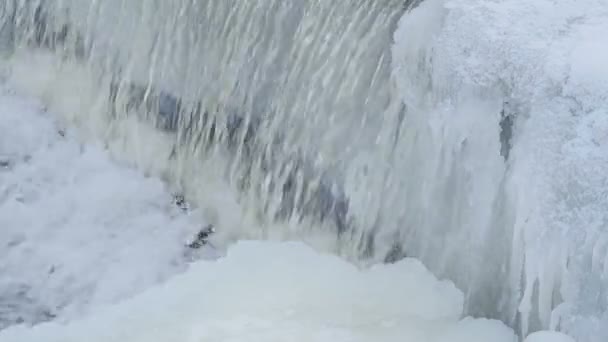 Cachoeira Gelo Branco Com Icicles Close — Vídeo de Stock