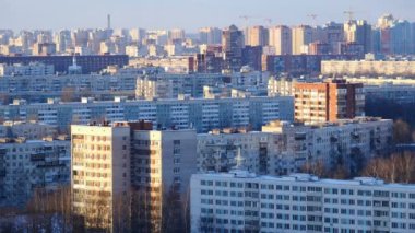 St. Petersburg, Rusya, 29 Ocak 2020 St. Petersburg Havacılık Manzarası, konut binaları akşam güneşi ve zaman atlaması ile aydınlanır. 