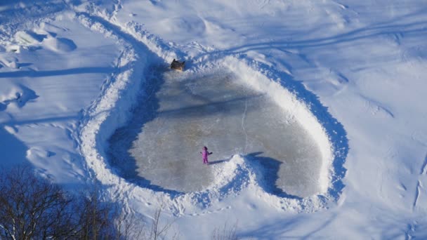 Criança Patinação Rinque Gelo Pista Gelo Coração Rio Congelado Vista — Vídeo de Stock