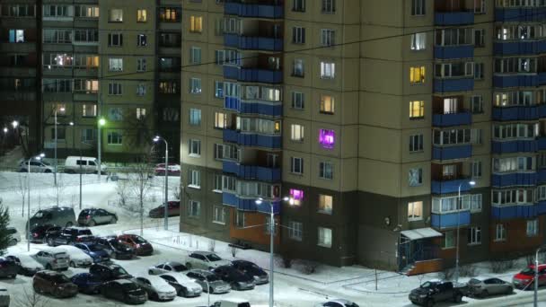 Coches Aparcamiento Edificio Residencial Invierno Por Noche Lapso — Vídeos de Stock