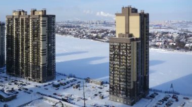 St. Petersburg gökdelenleri nehir kıyısında kışlık hava manzaralı ufuk çizgisi, zaman aşımı  