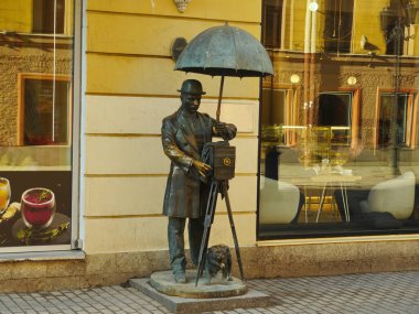 St. Petersburg, Rusya, 1 Mart 2021. Eski bir fotoğraf makinesi şemsiyesi ve köpeği olan eski bir fotoğrafçıya dikilen anıt.