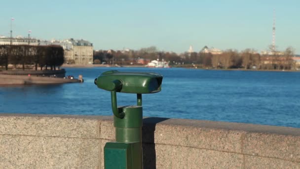 Binoculars Sightseeing Petersburg Embankment Neva River — Vídeo de stock