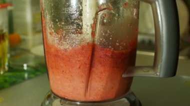 Blender çırpılmış kırmızı çilekler, ev yapımı mutfak malzemeleri.