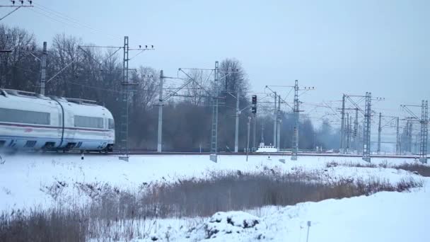 旅客列車オリジナルサウンドで白い雪の雲を上げることによって通過 — ストック動画
