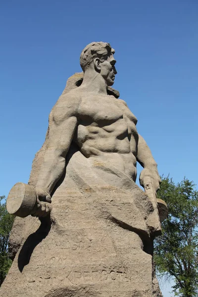 Volgograd, Rusya, 1 Ekim 2019 Mamayev Kurgan Anıtı 2. Dünya Savaşı 'nda şehrin savunucularına dikildi.