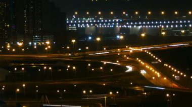 Büyük bir şehrin kuş bakışı gece trafiği, zaman aşımı