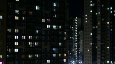 Gece pencereleri yanıp sönen zaman geçişi, panorama