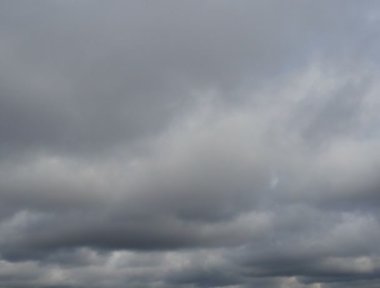 Kara yağmur bulutları yerin üstünde, zaman akıp gidiyor.