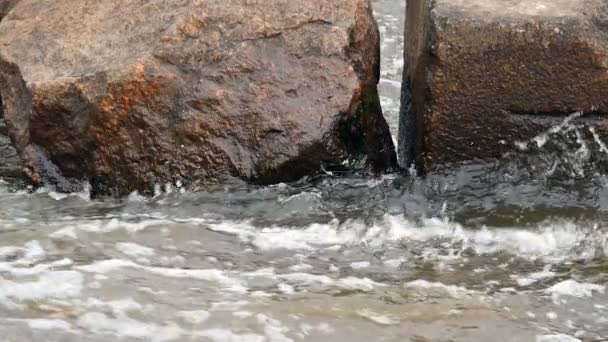 Agua Del Río Estrella Piedras Granito Cámara Lenta Primer Plano — Vídeo de stock