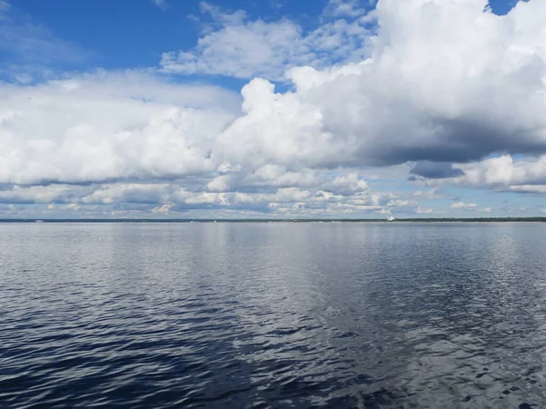 Paysage Marin Cumulus Nuages Ciel Bleu Reflètent Dans Mer — Photo