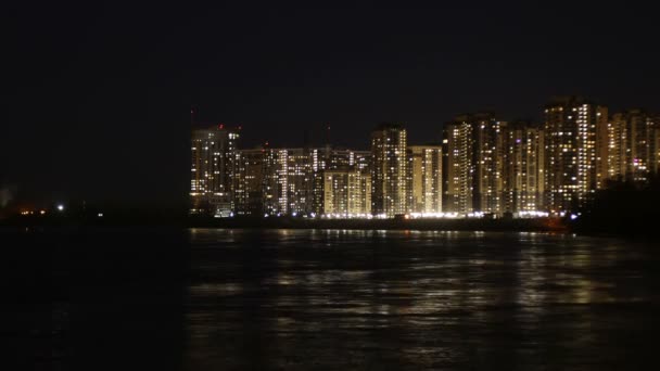 Geceleri Şehrin Gökdelenleri Pencerelerdeki Suya Yansıyan Karanlık Gökyüzünde Bir Işık — Stok video